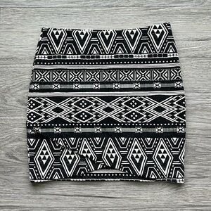 H&M Black and White Aztec Print Pencil Skirt Size S